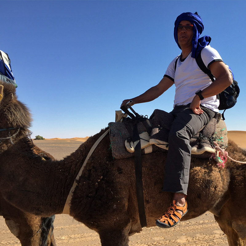 Ralph reitet auf einem Kamel in Marokko