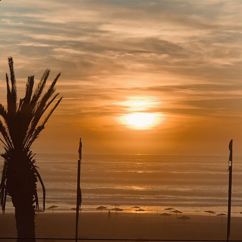 Die Sonne geht über dem Atlantik in Marokko unter.